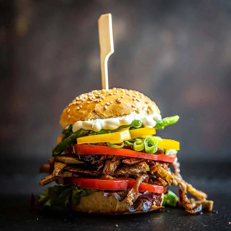 Duck-Burger mit grünem Spargel